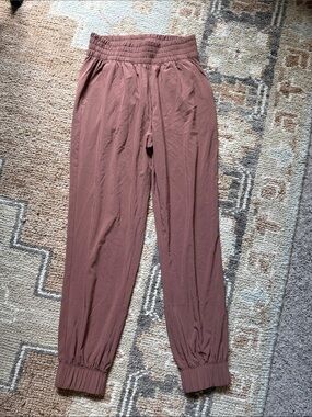 Vuori Women's Track Joggers in Dusty Rose